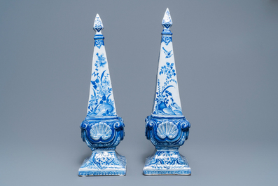 Une pair de grands ob&eacute;lisques en fa&iuml;ence de Delft en bleu et blanc, 18&egrave;me